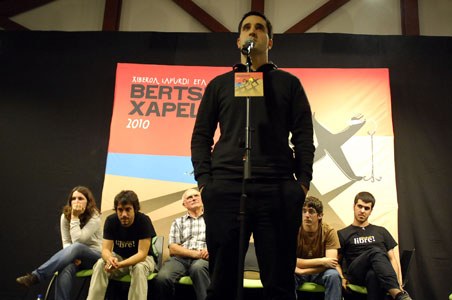 Iparraldeko Bertsolari Xapelketa bero-bero, eta Bizkaikoa abiada hartzen Iparraldeko Bertsolari Xapelketa bero-bero, eta Bizkaikoa abiada hartzen