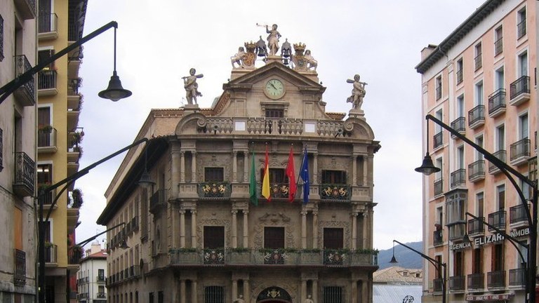 [Iritzi artikulua] Erabakiak ongi ulertzeko: Iruñeko udalaren publizitate banaketaz