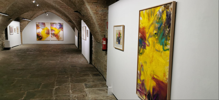 Iruñean paratutako Oaia Peruarenaren ‘Substantzia’ erakusketak abstrakzioa eta kromatismoa uztartzen ditu