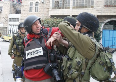Isiltzeari uko. Kazetari palestinarrak, presiopean Isiltzeari uko. Kazetari palestinarrak, presiopean