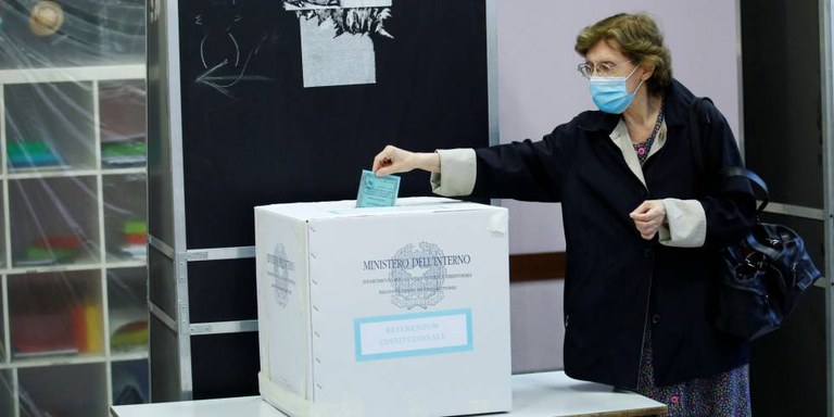 Italiak parlamentua heren bat murriztuko du Italiak parlamentua heren bat murriztuko du