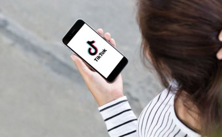 Italiak TikTok blokeatu du adin txikiko baten heriotzaren ostean Italiak TikTok blokeatu du adin txikiko baten heriotzaren ostean