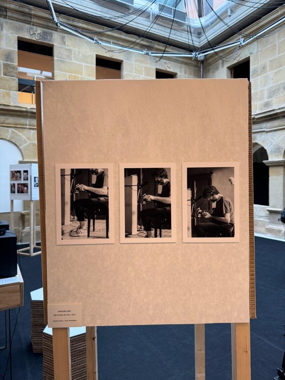 'Janela. Leiho bat Gorka Urbizuren unibertsora' erakusketa bisitatzeko azken egunak