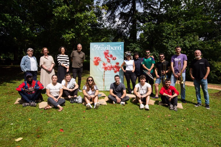 Jon Maiaren 'Kantu bat gara' ikuskizunaren azken emanaldia eta Zea Maysen kontzertu akustikoa izango dira Gernikako Haziberri jaialdian