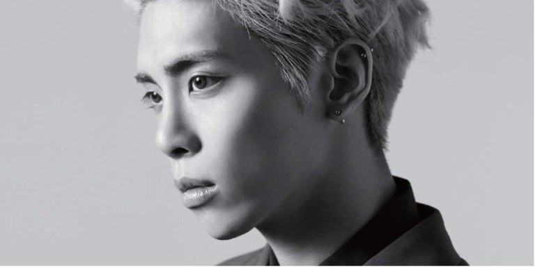 Jonghyun k-pop idoloaren suizidioak Hego Korea astindu du Jonghyun k-pop idoloaren suizidioak Hego Korea astindu du