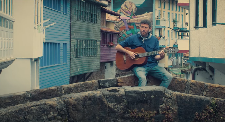 Josu Bergarak 'Errekara' kantuaren bideoklipa kaleratu du