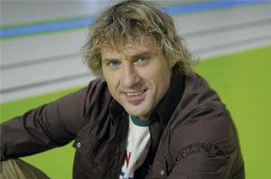 Julian Iantzi "Egunez eta jendez inguraturik egin nuen behin Hendaiako hondartzan" Julian Iantzi "Egunez eta jendez inguraturik egin nuen behin Hendaiako hondartzan"