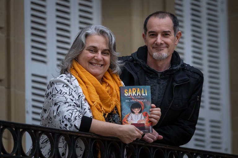 Julio Santosek eta Patricia Perezek 'Sara-Li. Mila urte geroago' liburua argitaratu dute Julio Santosek eta Patricia Perezek 'Sara-Li. Mila urte geroago' liburua argitaratu dute