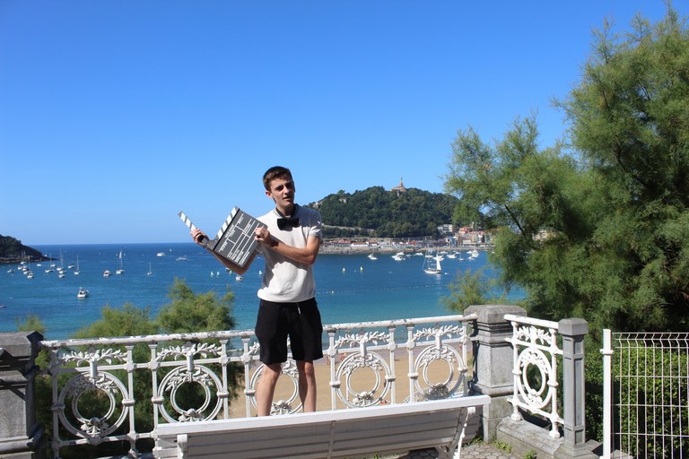 "Kaixo! Luix Mitxelena naiz Oiartzun sakoneko gizaki maltzur, anker eta zitala" "Kaixo! Luix Mitxelena naiz Oiartzun sakoneko gizaki maltzur, anker eta zitala"