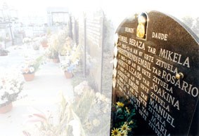 Kanposantuan ere gaztelaniaz Kanposantuan ere gaztelaniaz