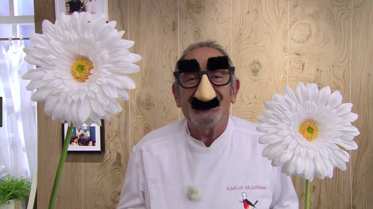 Karlos Arguiñanok 70 urte bete ditu. Zergatik hasi zen txisteak kontatzen? Karlos Arguiñanok 70 urte bete ditu. Zergatik hasi zen txisteak kontatzen?