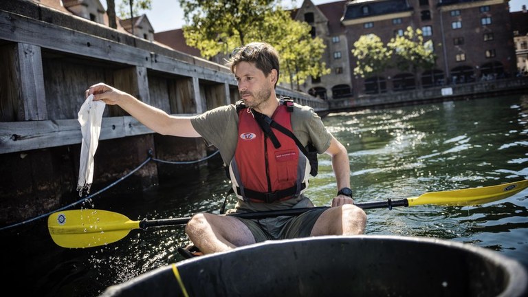 Kayak bidaia bat opari zaborra biltzearen truke Kayak bidaia bat opari zaborra biltzearen truke