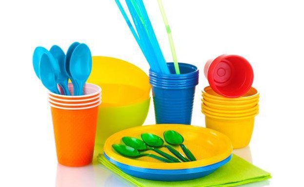 Lastotxoak, kotoi-zotzak eta plastikozko platerak debekatuak Europar Batasunean bihartik aurrera Lastotxoak, kotoi-zotzak eta plastikozko platerak debekatuak Europar Batasunean bihartik aurrera