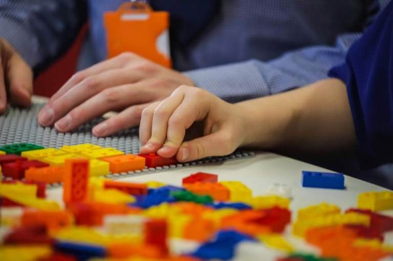 Legok braillezko adreiluak merkaturatuko ditu ume itsu edota ikusmen arazoak dituztenentzat Legok braillezko adreiluak merkaturatuko ditu ume itsu edota ikusmen arazoak dituztenentzat