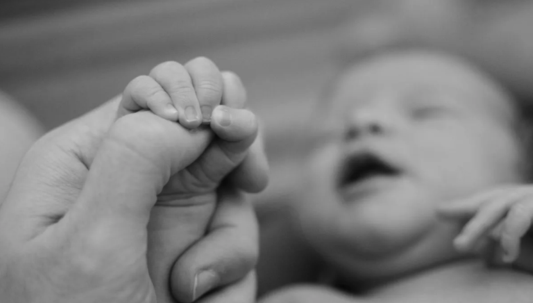 Lehenengo aldiz gaixotasun arraroko haur bat salbatu dute amaren uterotik