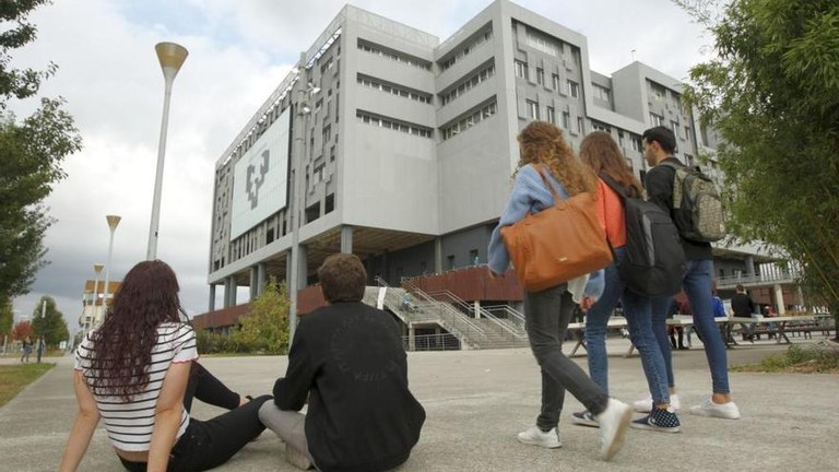 Leioako EHUko emakumeek salatu dute komunetan grabatu egin dituztela