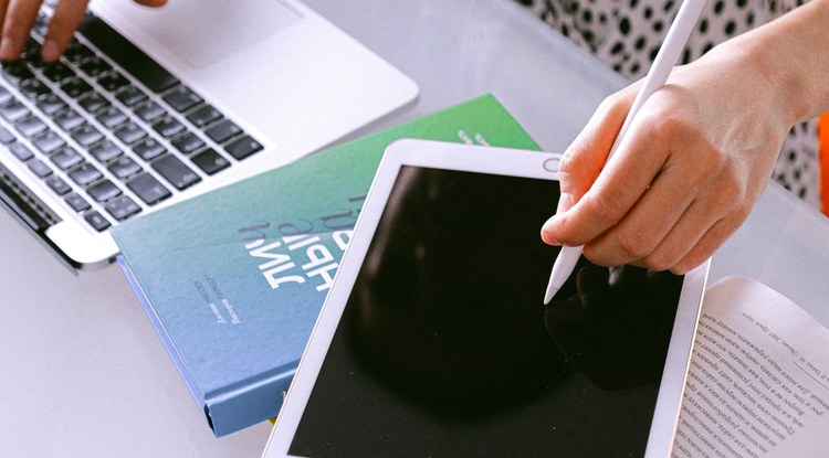 Liburua irakurri beharrean, Adimen Artifizialari laburpena egiteko eskatzea gero eta ohikoagoa da ikasleen artean