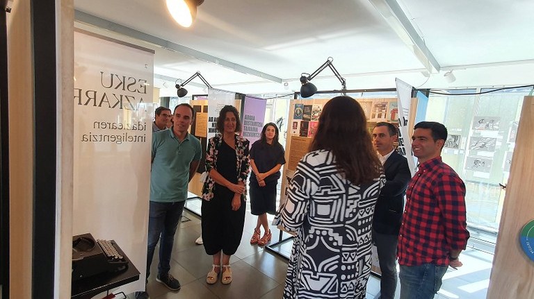 'Liburuaren arbola' erakusketa ibiltaria zabaldu dute Portugaleten