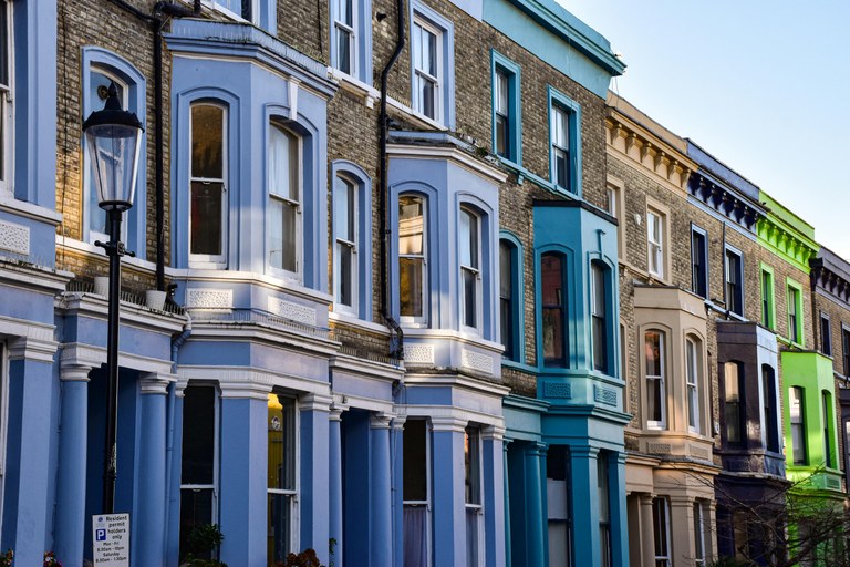 Londresko Notting Hill auzoko bizilagunak etxeak beltzez margotzen hasi dira turistak uxatzeko asmoz Londresko Notting Hill auzoko bizilagunak etxeak beltzez margotzen hasi dira turistak uxatzeko asmoz