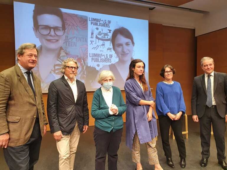 Mari Puri Herrero, Nora Aurrekoetxea eta Consonni arte ekoizle eta editoriala dira Gure Artea saridunak Mari Puri Herrero, Nora Aurrekoetxea eta Consonni arte ekoizle eta editoriala dira Gure Artea saridunak