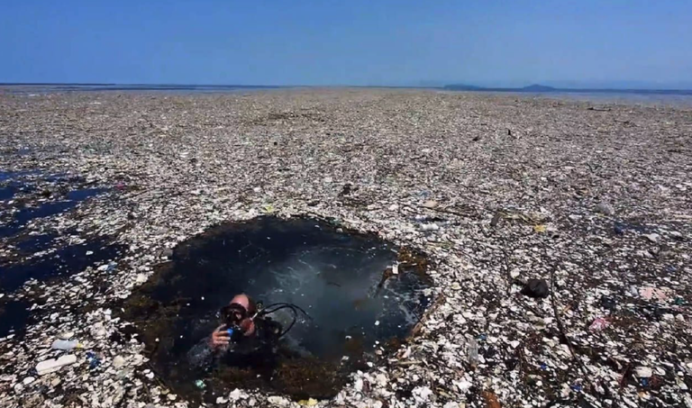Mediterraneoko itsasoan 7.500 futbol-zelairen neurriko plastikozko uhartea existitzen da jada