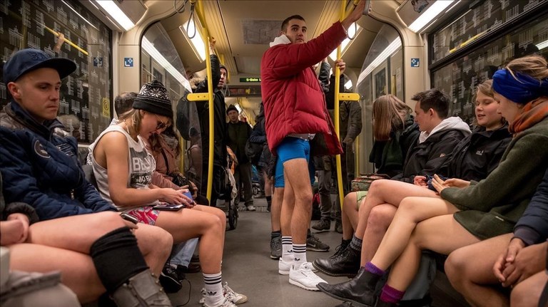 Metroan, galtzarik gabe! Metroan, galtzarik gabe!