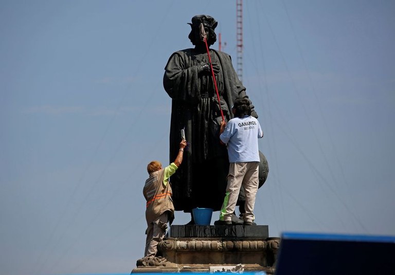 Mexikok Kristobal Kolonen estatua kendu du emakume indigena batena jartzeko Mexikok Kristobal Kolonen estatua kendu du emakume indigena batena jartzeko