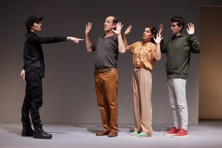 Mikel Laskurain, Nerea Gorriti eta Ainhoa Aierbe aktoreek parte hartzen duten 'Familia sarekada' antzezlana estreinatuko da Donostian Mikel Laskurain, Nerea Gorriti eta Ainhoa Aierbe aktoreek parte hartzen duten 'Familia sarekada' antzezlana estreinatuko da Donostian