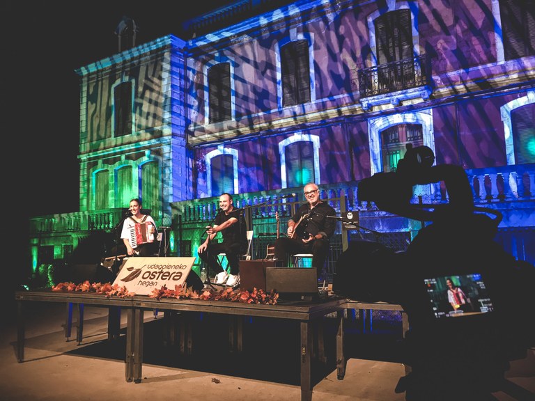 Mikel Urdangarinen, Xamanak taldearen eta Olatz Salvadorren kontzertuak sarean