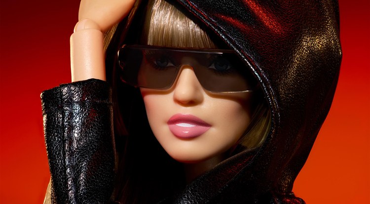 Miley Cyrusen Barbie panpina: rock estetika eta mikrofonoa eskuan