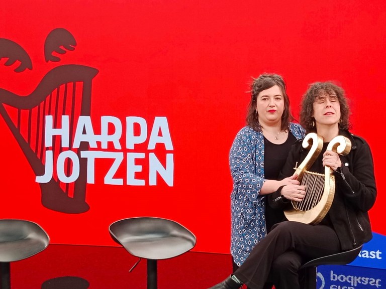 Mirari Martiarena eta Idoia Torregarai umoregileeen 'Harpa jotzen' podcasta estreinatuko da astelehenean