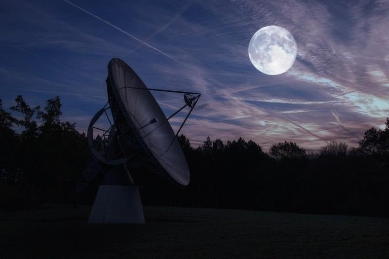 moon-4229845_1920.jpg