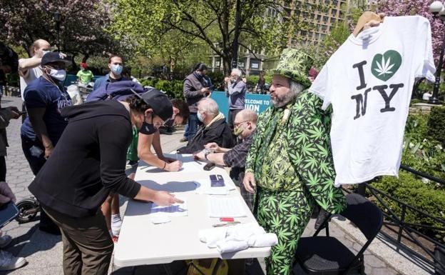 New York-en marihuana doan eskaintzen zaie COVID-aren aurkako txertoa hartzen dutenei New York-en marihuana doan eskaintzen zaie COVID-aren aurkako txertoa hartzen dutenei