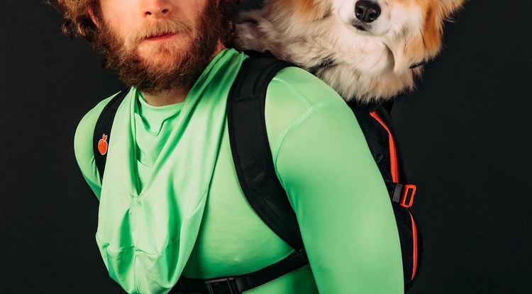 New Yorken txakurrak motxilan dituela ibili eta haien adopzioak bultzatzen dituen influencerra
