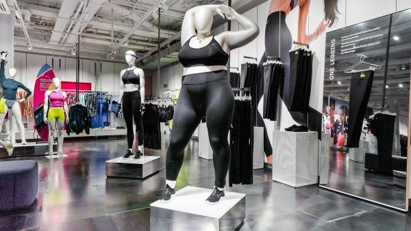NIKE-ek neurri handiko manikiak jarri ditu bere dendetan NIKE-ek neurri handiko manikiak jarri ditu bere dendetan