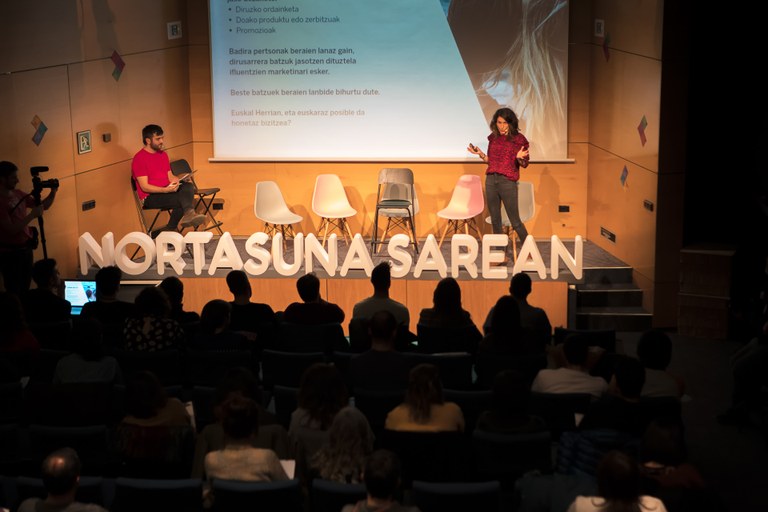 Nortasuna Sarean jardunaldia: nola atera etekina testuari sareetan? Nortasuna Sarean jardunaldia: nola atera etekina testuari sareetan?