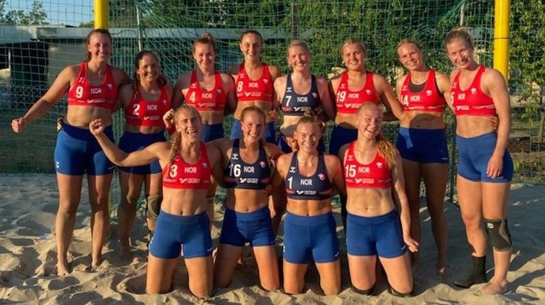 Norvegiako hondartzako eskubaloi selekzio femeninoa bikini kulerotan jokatzera behartua Norvegiako hondartzako eskubaloi selekzio femeninoa bikini kulerotan jokatzera behartua