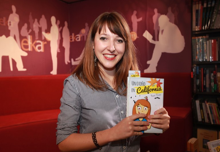 N.Rivera: "Literaturak eta arte grafikoak batera beharko lukete beti, liburuaz bi bider gozatzeko" N.Rivera: "Literaturak eta arte grafikoak batera beharko lukete beti, liburuaz bi bider gozatzeko"