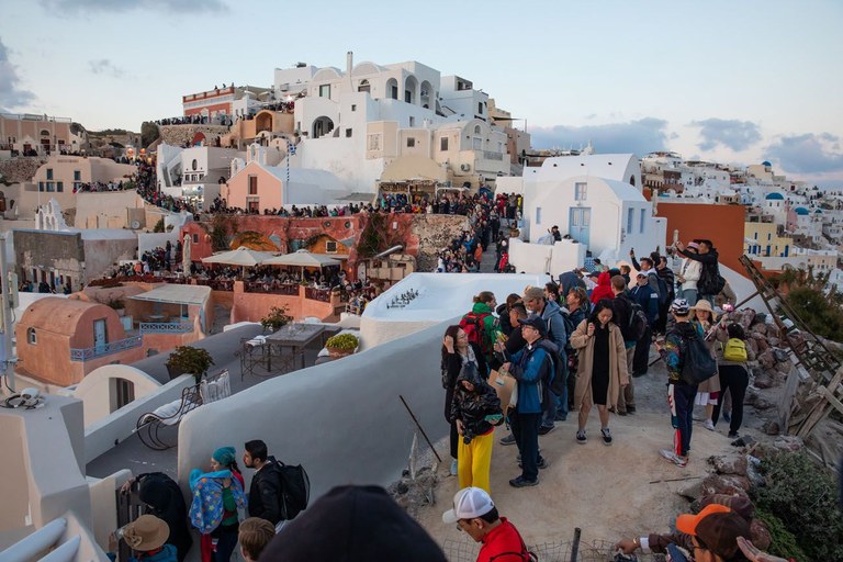 Oia-Sunset-Crowds.jpg.optimal.jpg