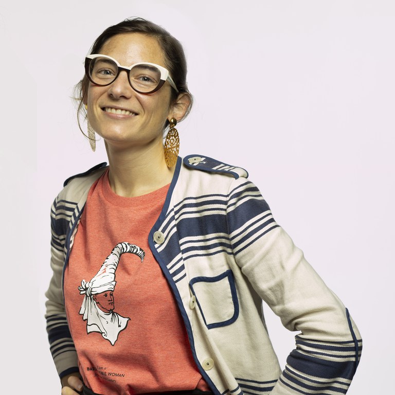 Oihane Pardo: "Hitz egiteko beta izan baino lehen nor garen esaten du modak eta janzkerak". Oihane Pardo: "Hitz egiteko beta izan baino lehen nor garen esaten du modak eta janzkerak".