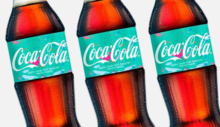 Ozeanoetatik jasotako plastiko birziklatuarekin egindako Coca Cola botilak Ozeanoetatik jasotako plastiko birziklatuarekin egindako Coca Cola botilak