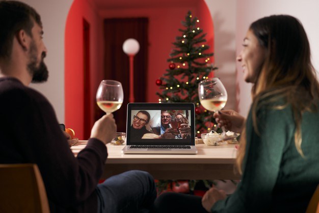 pareja-celebrando-navidad-cuarentena-debido-covid-19-haciendo-videollamada-padres-suegros-nueva-normalidad-tiempos-coronavirus_325573-138.jpg