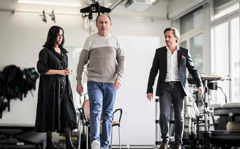 Parkinsona duen pertsona bat, berriz ere ibiltzeko gai izan da protesi neuronal bati esker