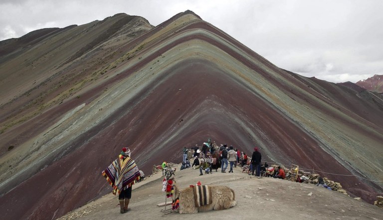 peru-cede-vinicunca-la-montana-de-siete-colores-a-minera-canadiense-ap-2.jpg