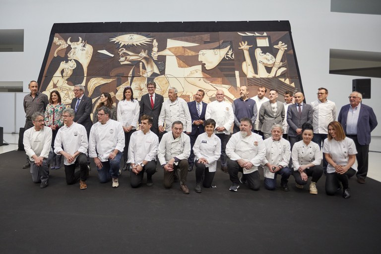 Picassoren 'Gernika' lanaren txokolatezko erreplika jarri dute ikusgai Gasteizen