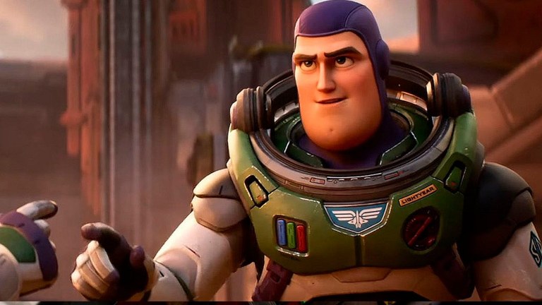 Pixar-en historiako lehenengo musu homosexuala "Lightyear" pelikulan ikusi ahal izango da Pixar-en historiako lehenengo musu homosexuala "Lightyear" pelikulan ikusi ahal izango da