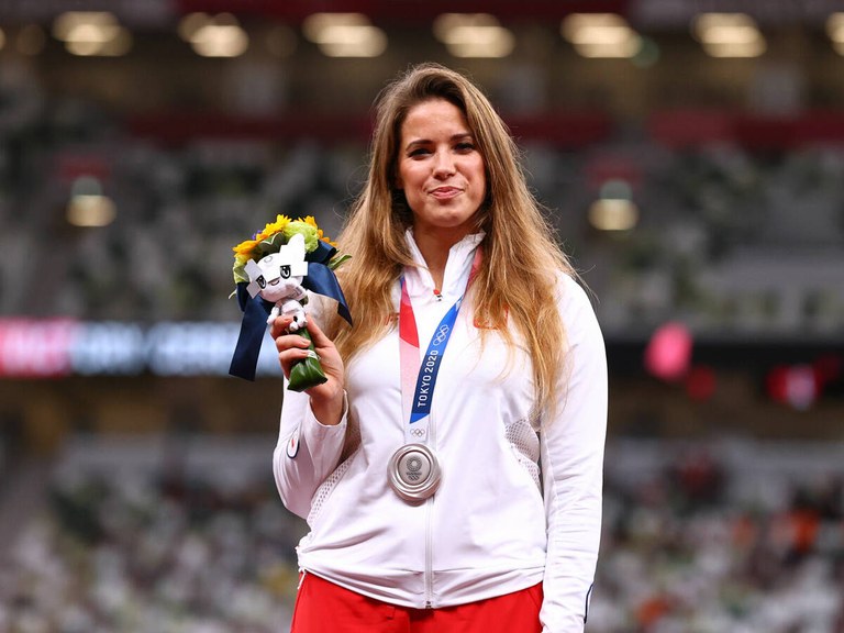 Poloniar atleta batek bere Tokioko zilarra enkantean jarri du haur baten bizitza salbatzeko Poloniar atleta batek bere Tokioko zilarra enkantean jarri du haur baten bizitza salbatzeko