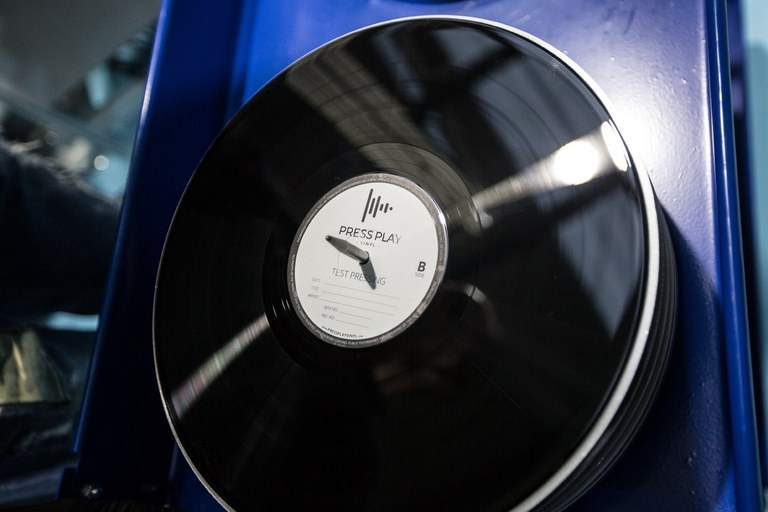 PRESS PLAY VINYL FABRIKA: BINILOA FENIX BAT DA PRESS PLAY VINYL FABRIKA: BINILOA FENIX BAT DA