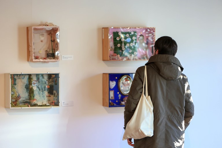 Rosa Valverderen arte-kaxekin osatutako erakusketa ireki dute Donostian