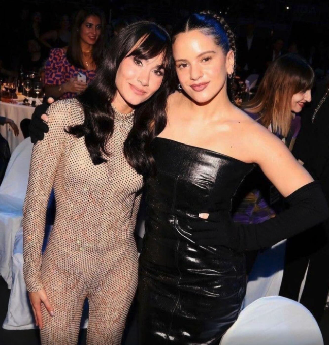 Rosalía eta Aitana Valentziako tragedian, isilean, laguntzen